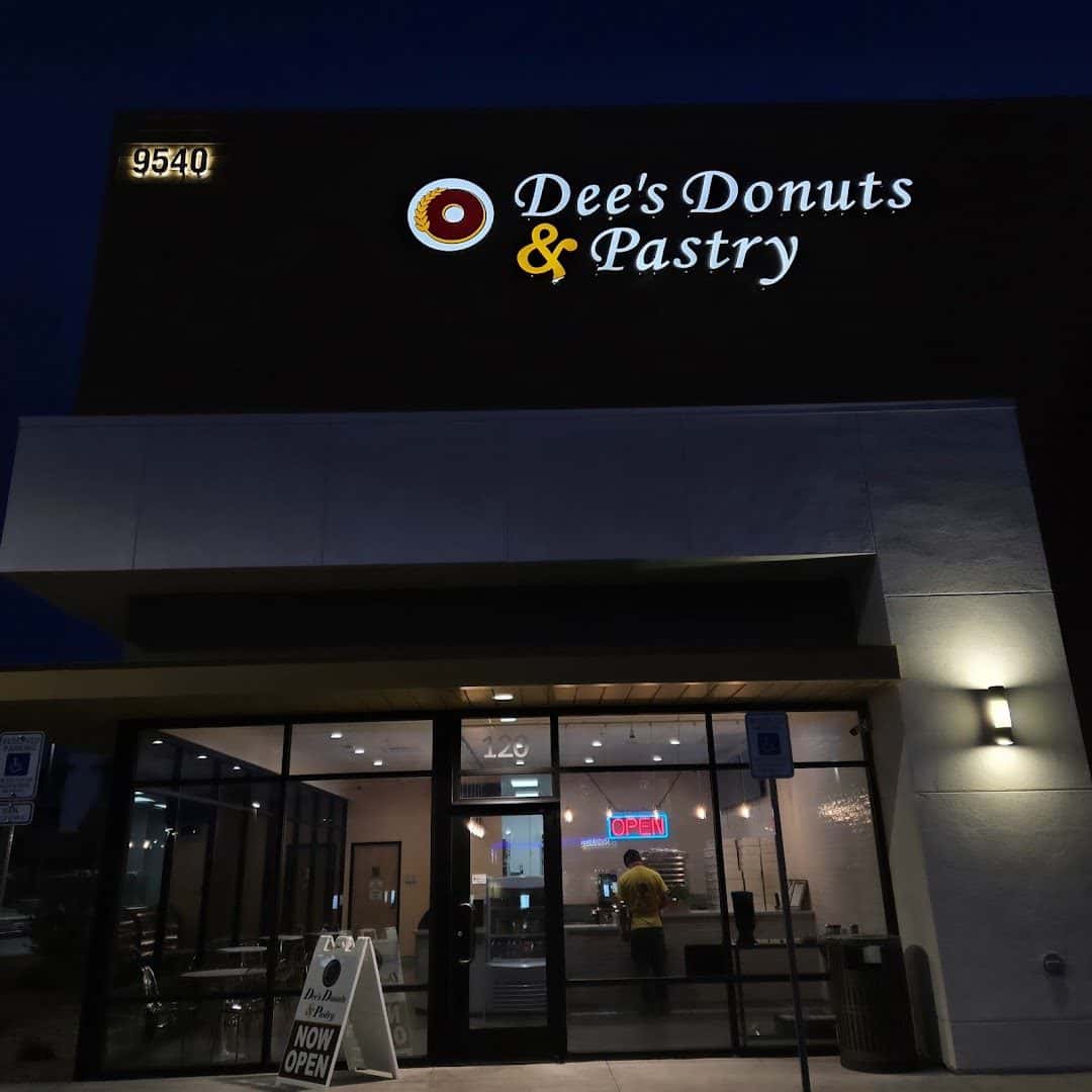 Dee's Donuts and Pastry — Bakeries & Desserts photo 1 of 5