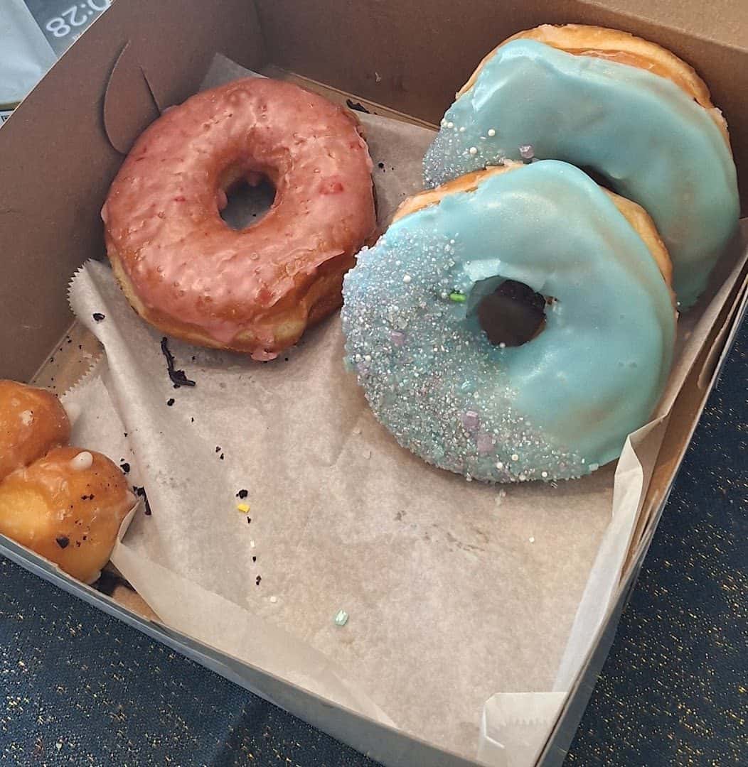 Dee's Donuts and Pastry — Bakeries & Desserts photo 2 of 5