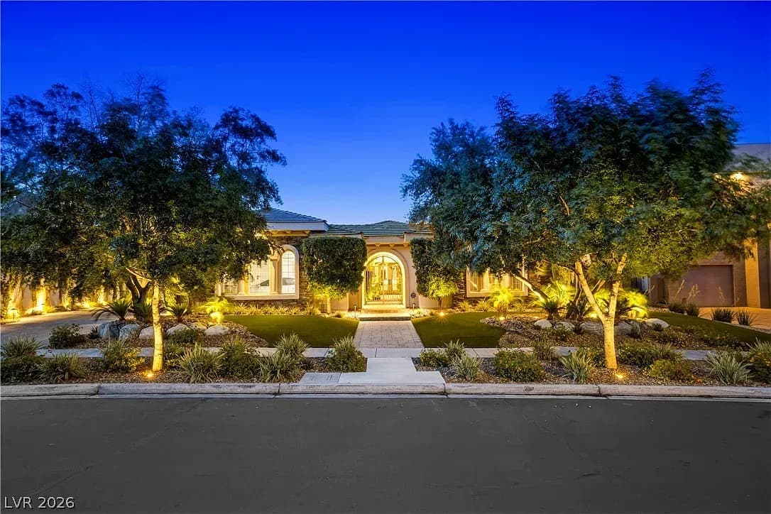 Luxury Golf-Front Living in Summerlin: 9320 Tournament Canyon Dr in Canyon Fairways